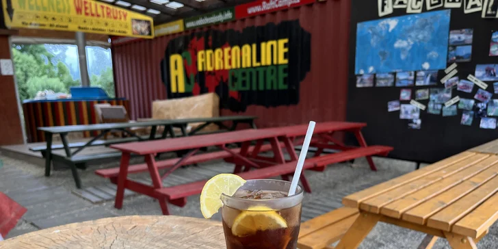Ledová káva či míchaný drink v baru u vody: tequila sunrise i cuba libre