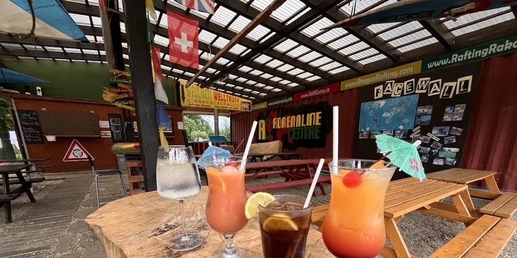 Ledová káva či míchaný drink v baru u vody: tequila sunrise i cuba libre