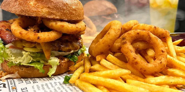 Nabušené burger menu s čedarovým přelivem pro dva nebo 2,5kg maxiburger pro celou partu