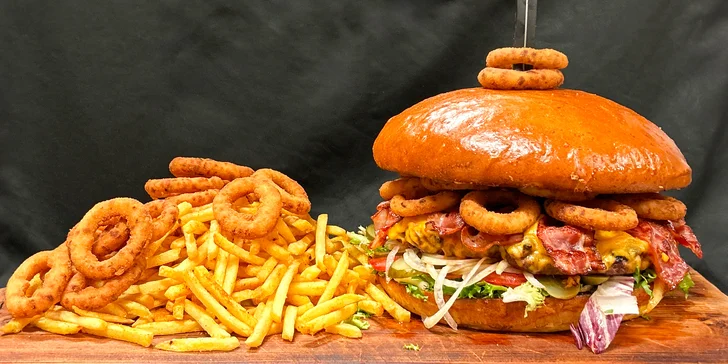 Nabušené burger menu s čedarovým přelivem pro dva nebo 2,5kg maxiburger pro celou partu