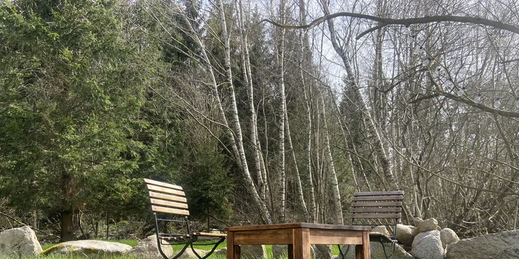 Vybavený tiny house uprostřed přírody s venkovním posezením a grilem