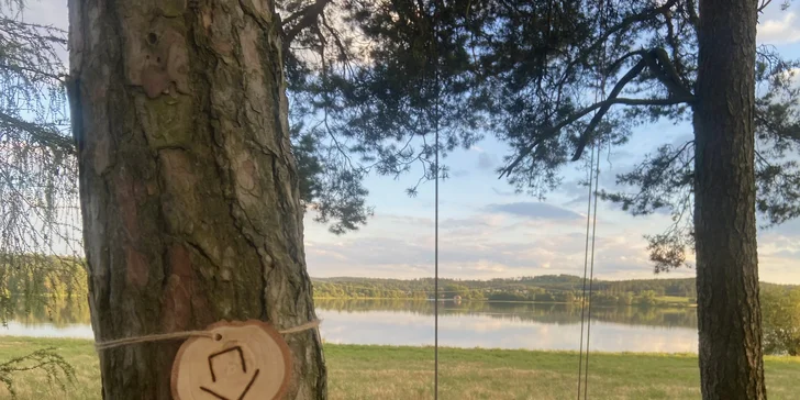 Vybavený tiny house uprostřed přírody s venkovním posezením a grilem