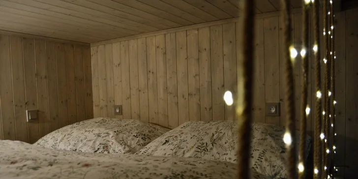Vybavený tiny house uprostřed přírody s venkovním posezením a grilem
