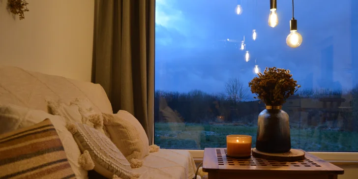 Vybavený tiny house uprostřed přírody s venkovním posezením a grilem