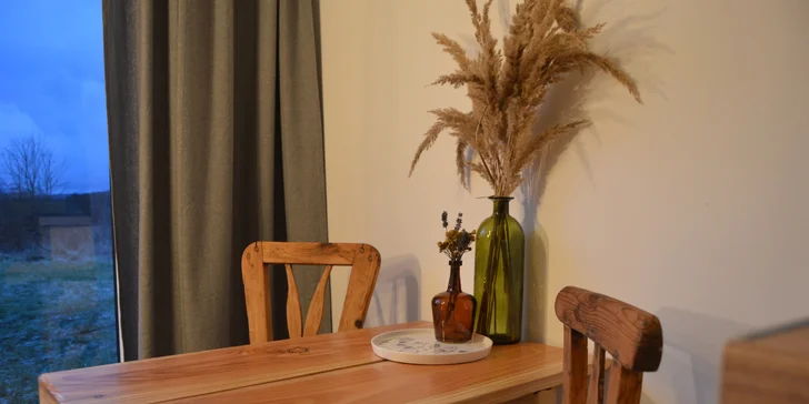 Vybavený tiny house uprostřed přírody s venkovním posezením a grilem