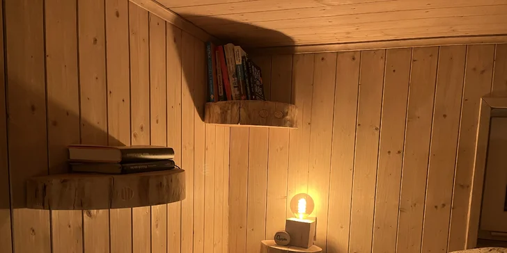 Vybavený tiny house uprostřed přírody s venkovním posezením a grilem