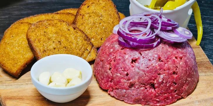 Namíchaný tatarský biftek z falešné svíčkové a neomezeně topinek