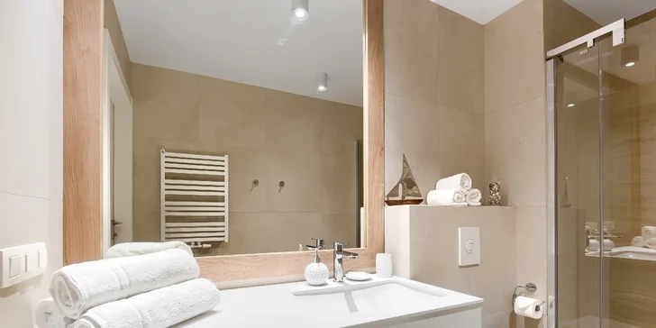 Moderní apartmány přímo u Baltského moře pro pár i rodinu: snídaně i wellness