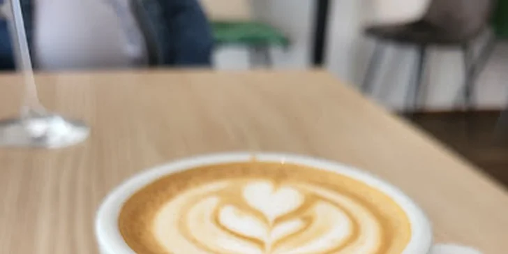 Voucher v hodnotě 300–1000 Kč do kavárny na Vinohradech: káva, matcha, koláče i brunche