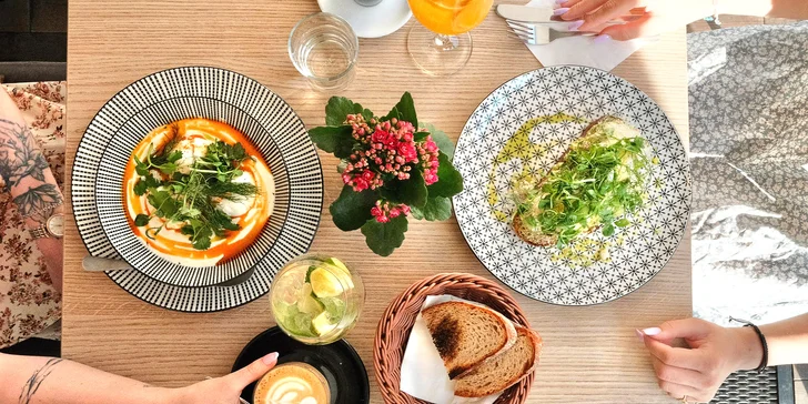 Voucher v hodnotě 300–1000 Kč do kavárny na Vinohradech: káva, matcha, koláče i brunche