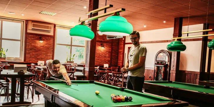 Souboj na ostří tága: 60 minut u biliardového stolu