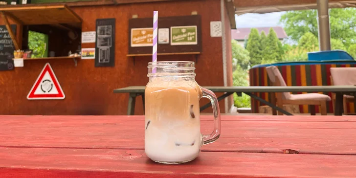 Ledová káva či míchaný drink v baru u vody: tequila sunrise i cuba libre