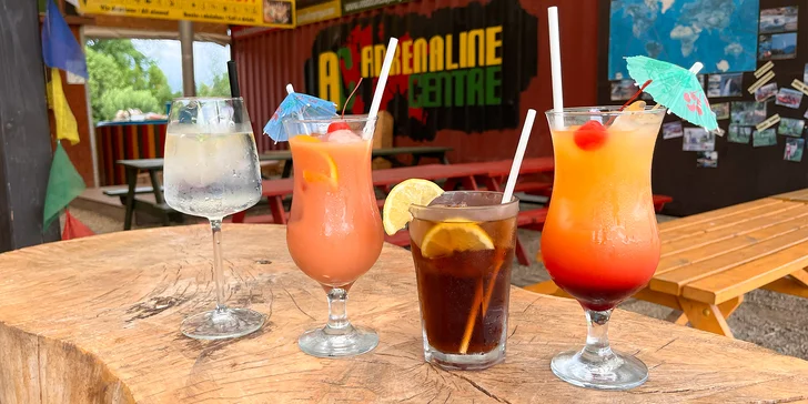 Ledová káva či míchaný drink v baru u vody: tequila sunrise i cuba libre