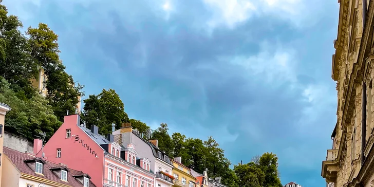 Objevte Karlovy Vary s kamarády nebo rodinou: úniková hra plná záhad, historie a lásky v srdci lázeňského města
