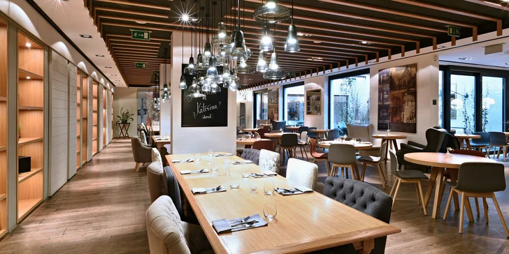Kilo pečených kuřecích křidýlek i Pilsner Urquell pro dva: hotelová restaurace v hotelu Innside