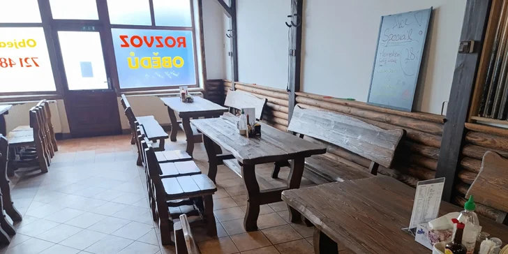 Prkno plné masa a příloh: smažené řízky, grilovaná křídla i pečená žebírka