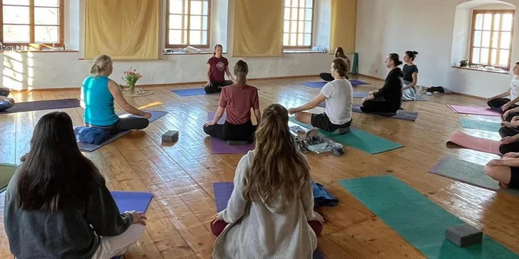 1 či 2 lekce jógy dle výběru i šálek kávy ve studiu Jóga Spirit