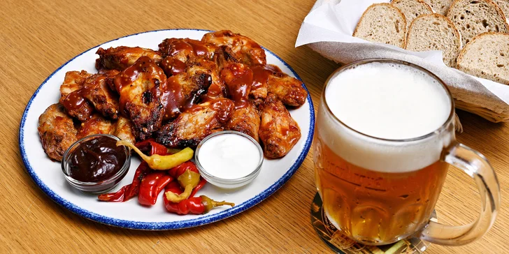Kilo pečených kuřecích křidýlek i Pilsner Urquell pro dva: hotelová restaurace v hotelu Innside
