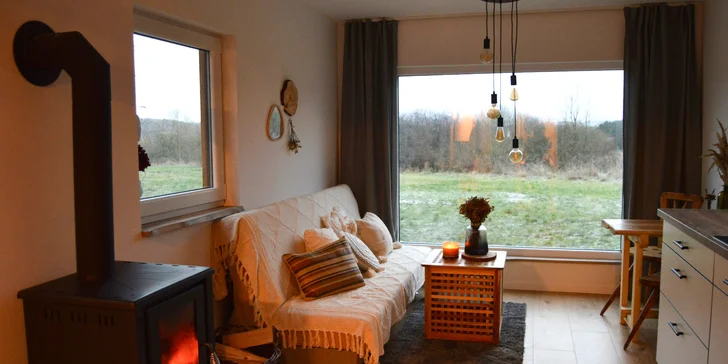 Vybavený tiny house uprostřed přírody s venkovním posezením a grilem