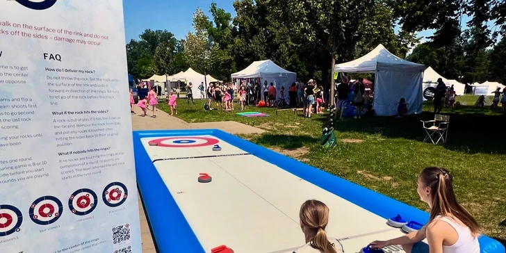 Street Curling: pronájem curlingové mobilní dráhy včetně kamenů, mopu i pravidel, hra pro 8 os.