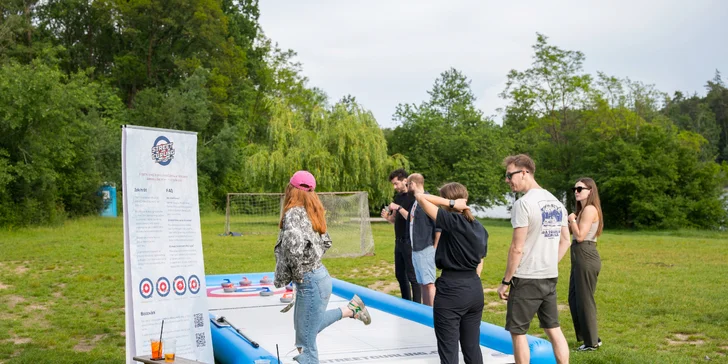 Street Curling: pronájem curlingové mobilní dráhy včetně kamenů, mopu i pravidel, hra pro 8 os.