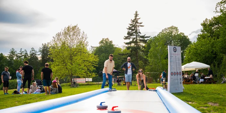 Street Curling: pronájem curlingové mobilní dráhy včetně kamenů, mopu i pravidel, hra pro 8 os.