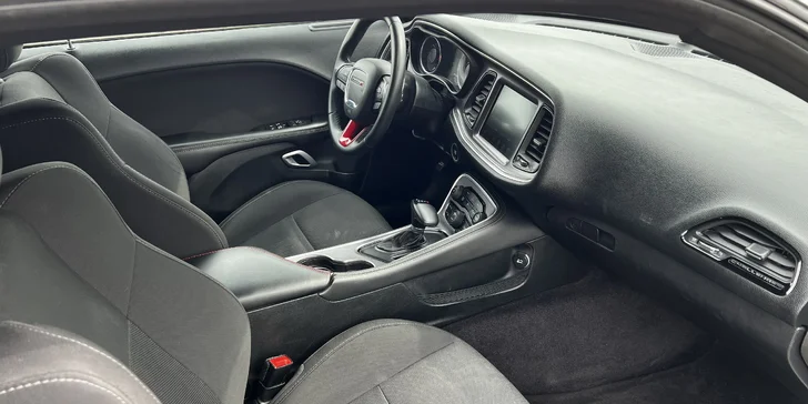 Brutální jízda v nabušené káře: Dodge Challenger 6.4 V8 SRT na 12 či 24 hodin