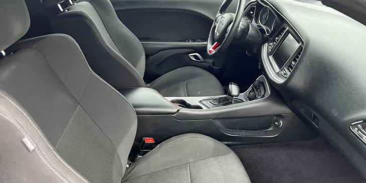 Brutální jízda v nabušené káře: Dodge Challenger 6.4 V8 SRT na 12 či 24 hodin