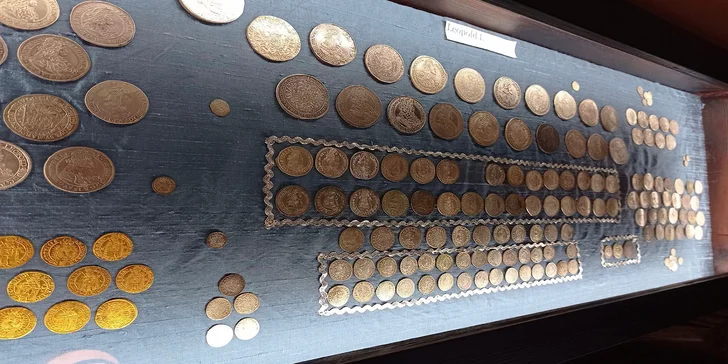 Vstup do Muzea numismatiky v Chebu pro jednotlivce či skupiny i vlastnoruční ražba grošů