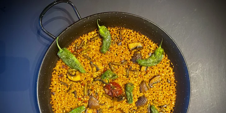 Španělská paella s portobellem, kuřecím i mořskými plody v Karlíně: voucher pro 2 nebo 4 os.