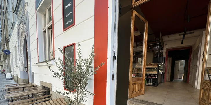 Španělská paella s portobellem, kuřecím i mořskými plody v Karlíně: voucher pro 2 nebo 4 os.
