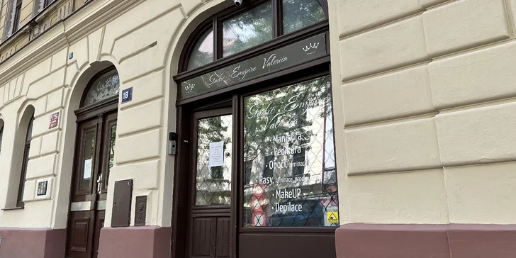 Prémiová péče o řasy a obočí: úprava, barvení i laminace s výživou v salonu na Vinohradech