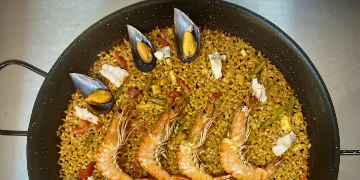 Španělská paella s portobellem, kuřecím i mořskými plody v Karlíně: voucher pro 2 nebo 4 os.