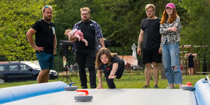 Street Curling: pronájem curlingové mobilní dráhy včetně kamenů, mopu i pravidel, hra pro 8 os.