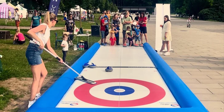 Street Curling: pronájem curlingové mobilní dráhy včetně kamenů, mopu i pravidel, hra pro 8 os.