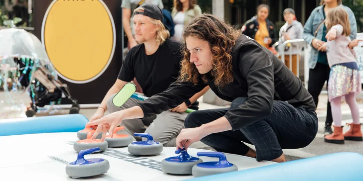 Street Curling: pronájem curlingové mobilní dráhy včetně kamenů, mopu i pravidel, hra pro 8 os.