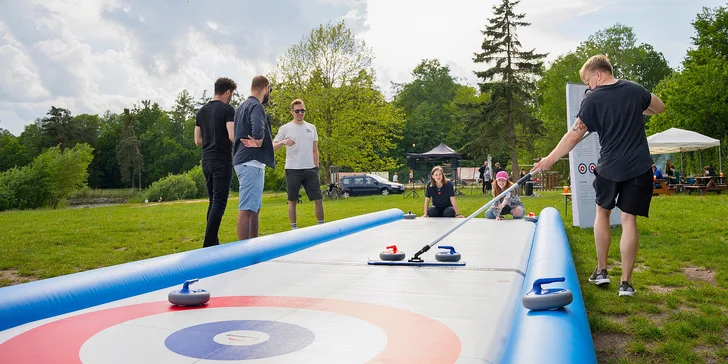 Street Curling: pronájem curlingové mobilní dráhy včetně kamenů, mopu i pravidel, hra pro 8 os.