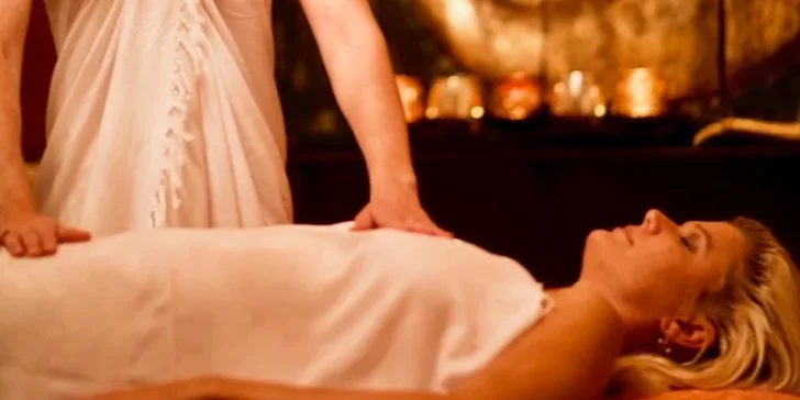 Celotělová tantra masáž pro ženy: smyslný rituál s horkými žínkami i olejem, bez intimní masáže