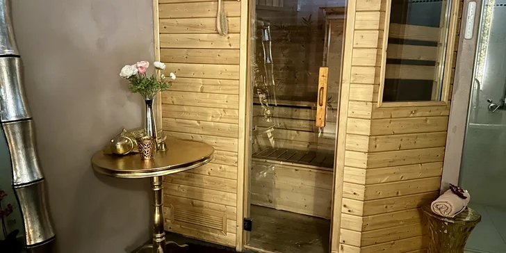 Privátní sauna pro dvě osoby i možnost vany nebo odnosu knihy o vztazích: salon na Vinohradech