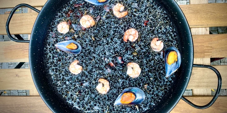 Španělská paella s portobellem, kuřecím i mořskými plody v Karlíně: voucher pro 2 nebo 4 os.