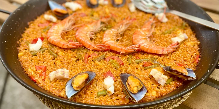 Španělská paella s portobellem, kuřecím i mořskými plody v Karlíně: voucher pro 2 nebo 4 os.