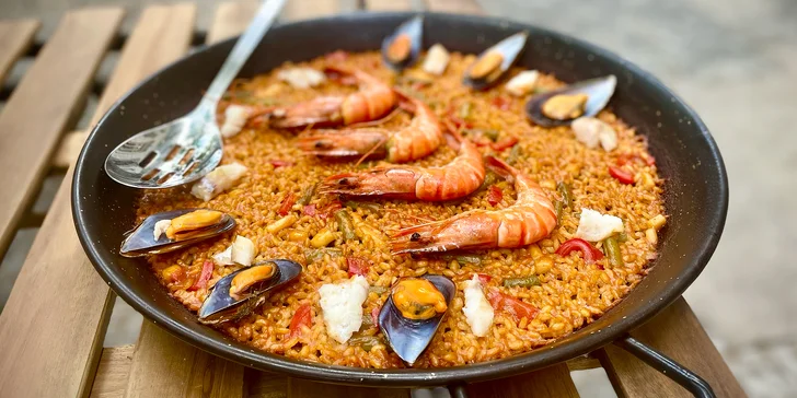 Španělská paella s portobellem, kuřecím i mořskými plody v Karlíně: voucher pro 2 nebo 4 os.