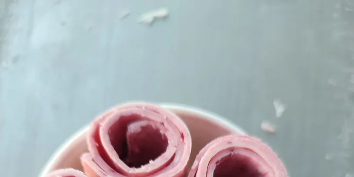 Až tři příchutě rolované zmrzliny i s polevou, tyčinkami či posypem
