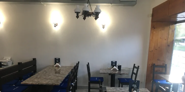 Jedna či dvě pizzy dle výběru o průměru 32 či 40 cm i s domácím ledovým čajem