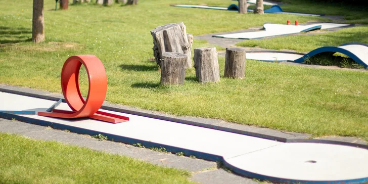 Maxizábava: hodina minigolfu pro 2 dospělé i rodinu v Benešově