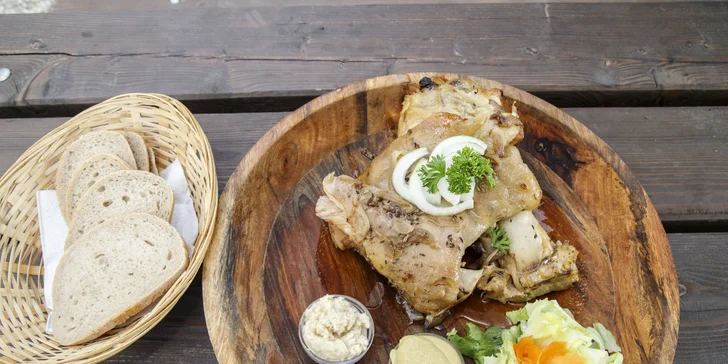 Pochutnejte si: 1,3 až 1,8 kg pečeného vepřového kolena a přílohy