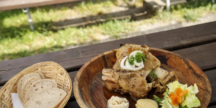 Pochutnejte si: 1,3 až 1,8 kg pečeného vepřového kolena a přílohy