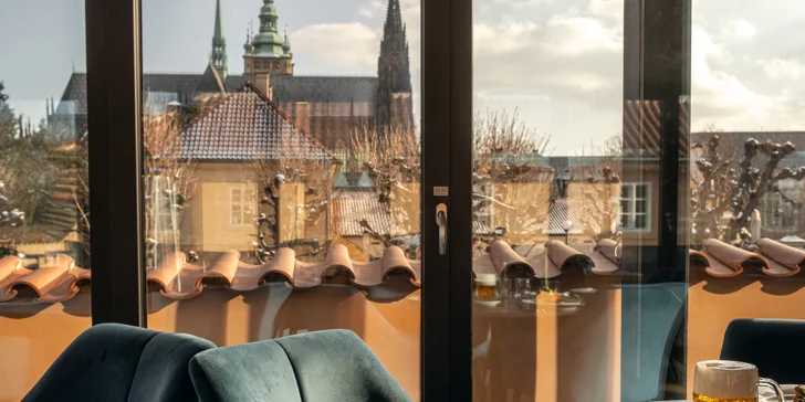 Prostory s výhledem do hradních zahrad vytvářejí kulisu jako stvořenou pro královskou tabuli.