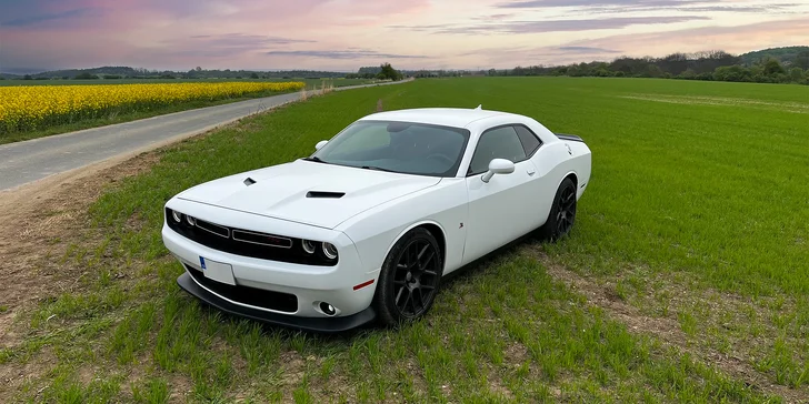 Brutální jízda v nabušené káře: Dodge Challenger 6.4 V8 SRT na 12 či 24 hodin