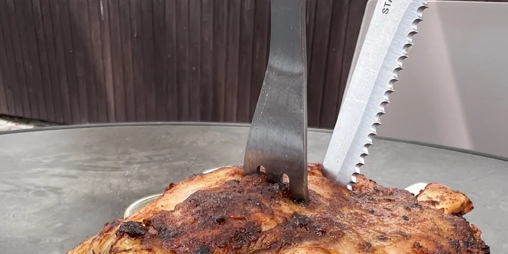 Pečené vepřové koleno o váze 1,1 kg nebo 800g porce žeber s chlebem